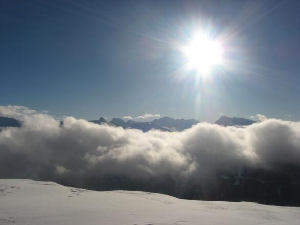 Herrliche Wolkenstimmung am Gipfel, Blick Richtung Süden über den Brennerpaß.