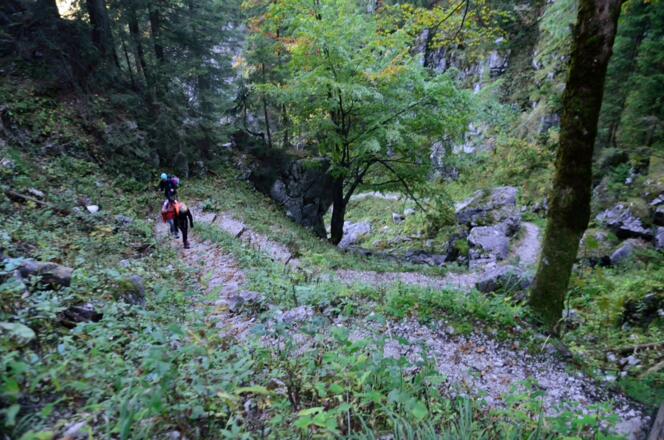 Der Weg schlängelt sich in etlichen Serpentinen empor