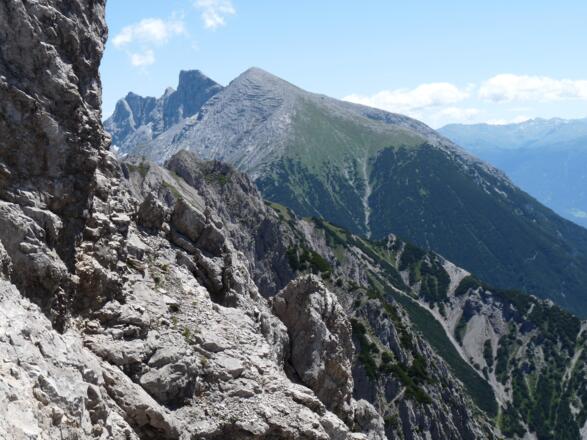 Mitten in den Felsabbrüchen des Freiunger Höhenweges. Dahinter grüßen Gr. und Kl. Solstein.
