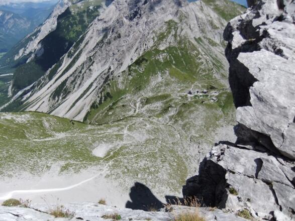 Die Lamsenjochhütte mit Blick von der Lamsenscharte
