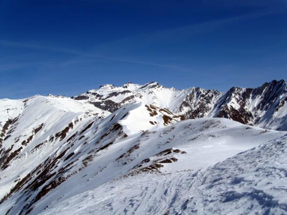 So geht es nach rechts am Grat entlang zum höchsten Punkt, dem Wintergipfel. Die "echte" Naviser Hohe Warte ist die stark überwechtete Erhebung in der Mitte.