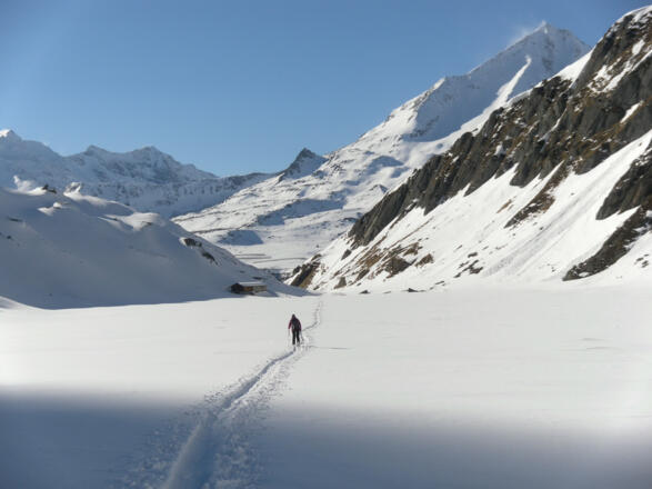 Äußere Röttalalpe, dahinter das Hundskehljoch und der Rauchkofel