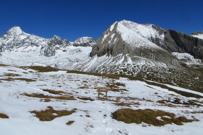 vor der Abzweigung des leichteren Weges, im Hintergund Großglockner, rechts Schwerteck und darunter die Salmhütte, bei solchen Verhältnissen ist der leichte Weg vorzuziehen!!