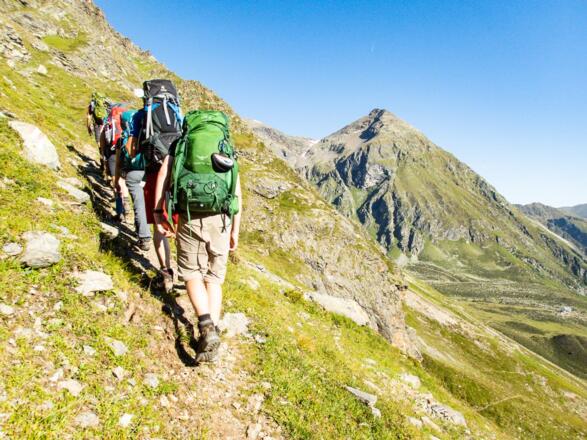 Sanft steigt der Weg zu Beginn an.