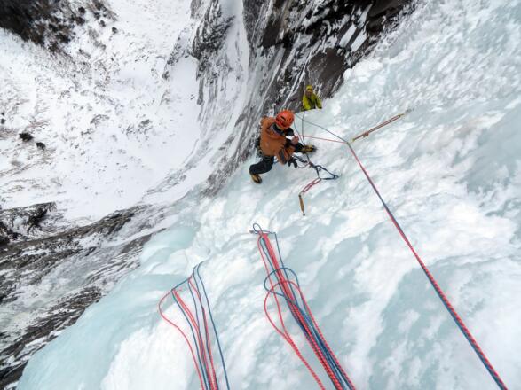 Hoch oben in einem der beeindruckensten Eisfälle Österreichs