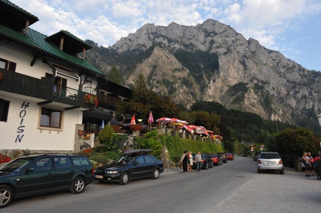 Gasthof Hoisn - links vom Gasthaus führt eine schmale Straße zu einem zweiten Parkplatz
