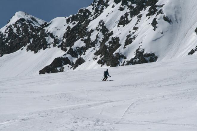 Bei der Abfahrt über den Wasserfallferner halten wir uns links im Bereich der Felswände. Keinesfalls über die Mitte des Gletschers abfahren.