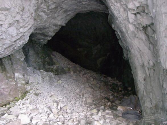 Schuttband in der Höhle