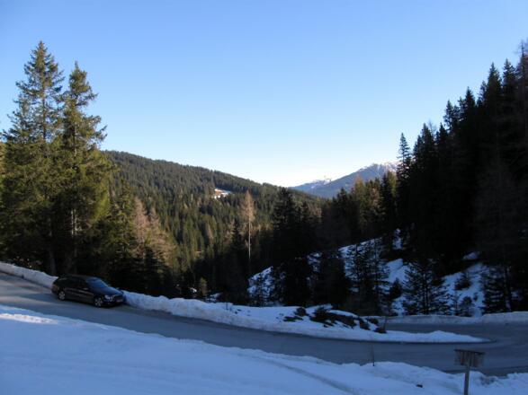 Die Parkmöglichkeit direkt in der großen Kehre kurz vor Maria Waldrast.