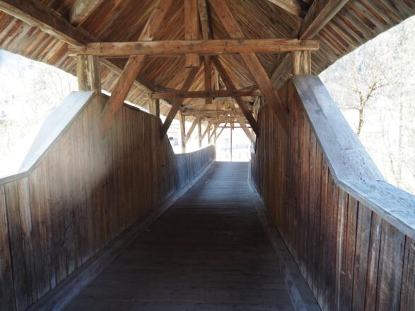 Wunderschöne, überdachte Holzbrücke vor Nesselgarten