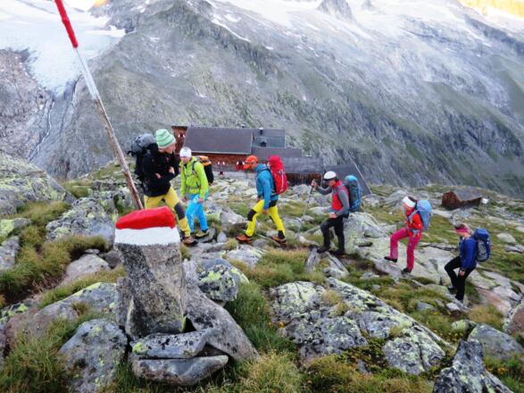 Bereits nach wenigen Metern verzweigt sich der Weg zum Keeskogel und zum Großvenediger.