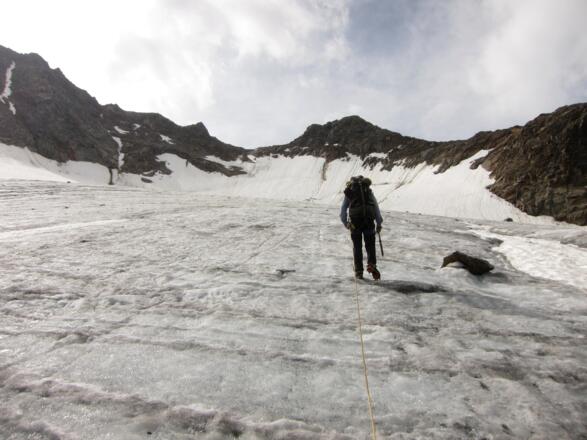 Im flachen Teil des Seespitzferners halten wir geradewegs auf die Scharte (knapp links der Bildmitte) im Gratverlauf zu.