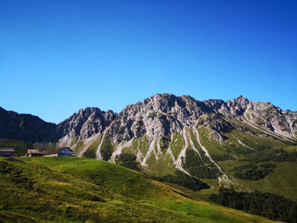 Blick Richtung Breithorn und Alpe Oberpartnom