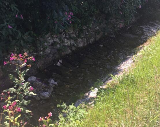 Kleiner Bach direkt neben dem Haus