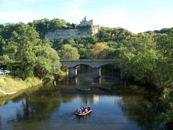 Schlauchboottour auf der Saale unterhalb der Rudelsburg