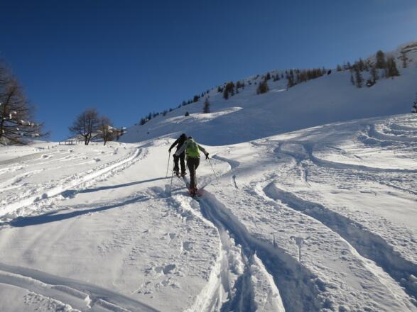 Wieder halten wir uns links und ab nun direkt auf den bereits sichtbaren Gipfel zu (rechts oben).