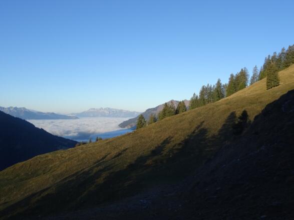 Blick hinunter auf das Nebelmeer über dem Walgau