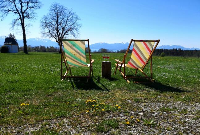 erleben Sie die Ruhe bei uns am Moier-Hof, entspannen Sie sich während Sie den Blick über den See bis zu den Bergen genieß