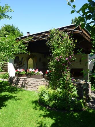 Gesellige Runde in der Gartenlaube