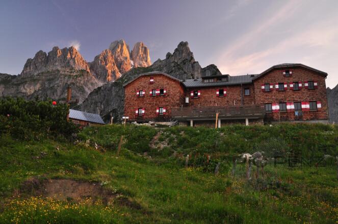 Die ersten Sonnenstrahlen in den steilen Flanken der Bischofsmütze