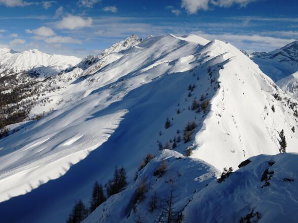 Vom Gipfel nach Osten: Windbichl, Riepenspitze, Gammerspitze, Gampesspitze und die felsige Hohe Warte. Gerade noch rechts im Hintergrund sichtbar - der Schrammacher (3410 m)