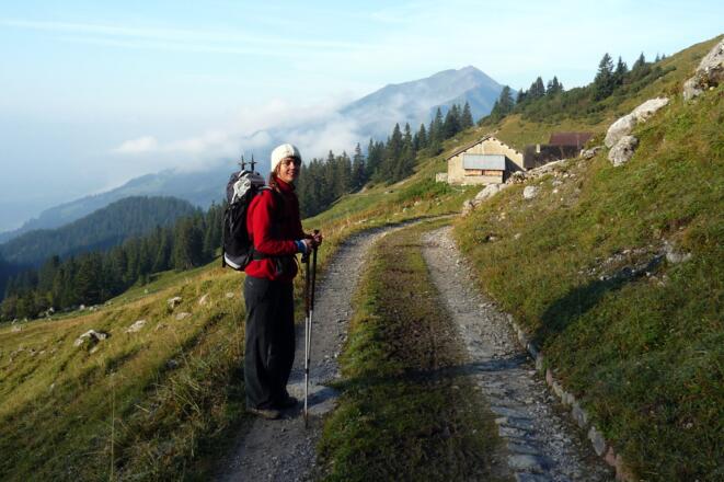 Wanderin unterwegs auf dem Prättigauer Höhenweg