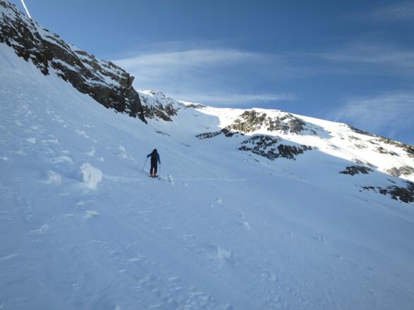 Gut erkennbar, die Rampe oberhalb des schmalen Felsbandes, über die ...