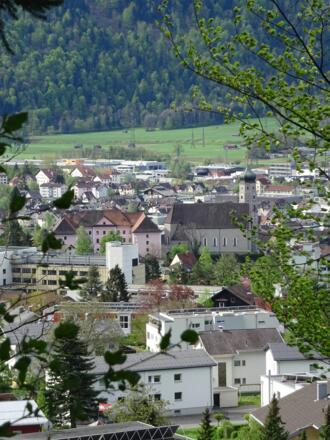 Weithin sichtbar - die St. Laurentiuskirch und das Schloss Gayenhofen