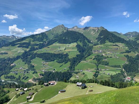 Blick von der Bergstation der Seilbahnen Sonntag-Stein Richtung Talstation