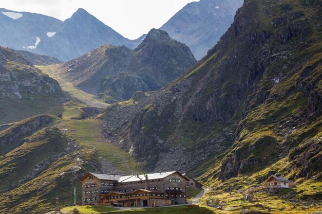 Dresdner Hütte mit Daunscharte im Hintergrund