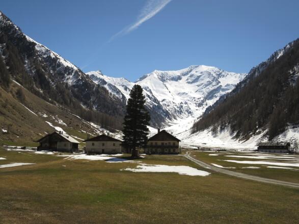 Die perfekte Idylle: der kleine Weiler am Eingang in den Kaserer Winkel, hinten der Kleine Kaserer.