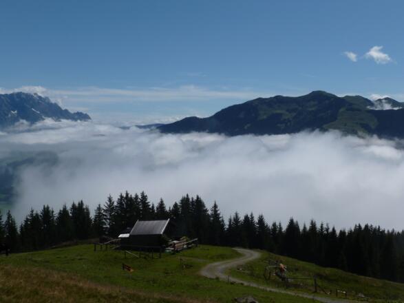 Gstallneralm - Im Saalachtal hängen noch ein paar Wolken, die sich aber kurz darauf verflüchtigen. Im Hintergrund die Schwalbenwand.
