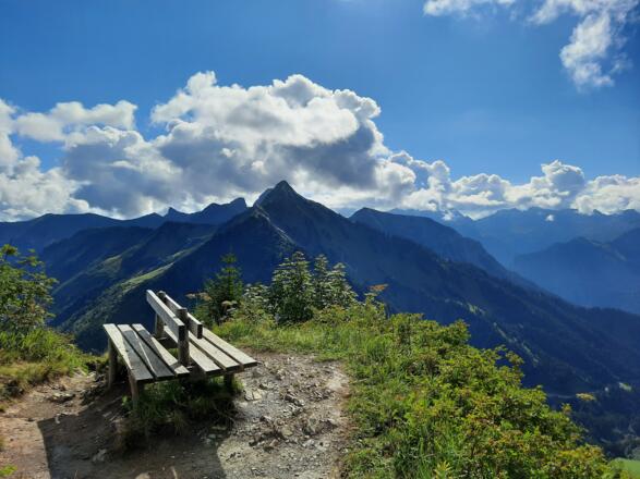 Ruhebänke entlang des Weges laden zu einer kurzen Rast ein