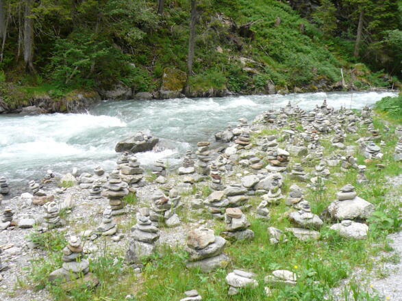 Steinmännchen entlang der Litz