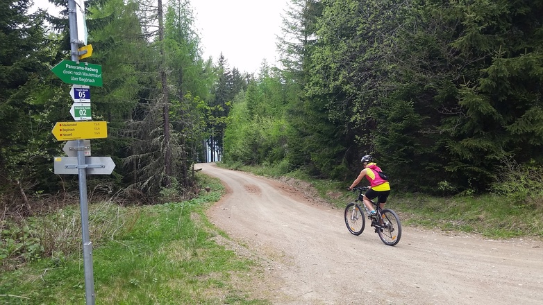 Links Richtung St. Michael