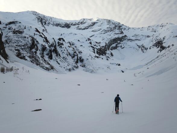 Blick in den Talgrund des Kaserer Winkels. Über den nach links ansteigenden Rücken in Bildmitte verläuft der Anstieg.