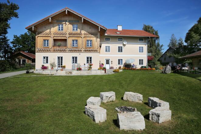 Hofansicht mit Feuerstelle