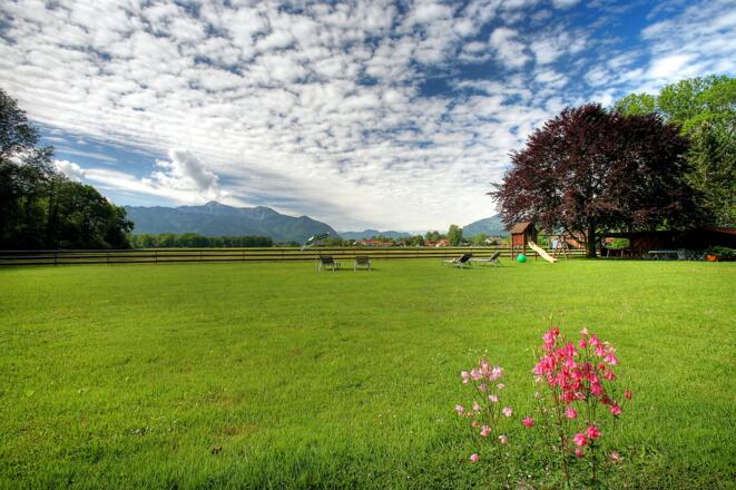 Liegewiese mit Ausblick ins Achental