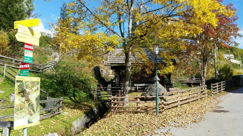 Bei der Mühle rechts den Weg folgen