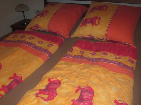 bequemes Doppelbett - links verstellbar von Hand, rechts mit Motor