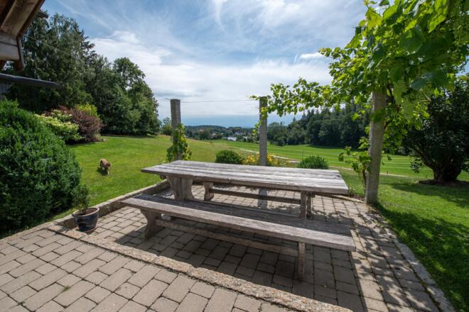 Aussicht auf den Klostersee und die Chiemgauer Berge