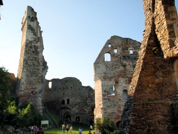 Bergfried von der Kirche gesehen
