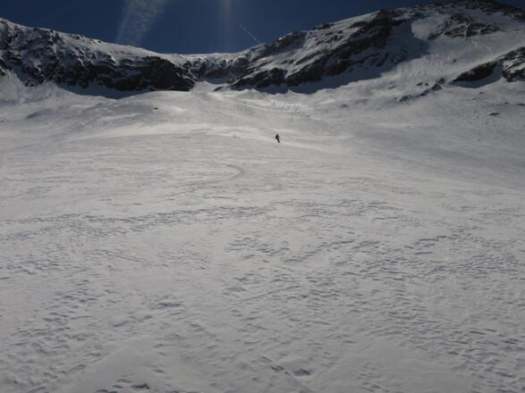 ... vor allem orografisch links der Aufstiegsspur, bietet das Gelände genügend Raum.