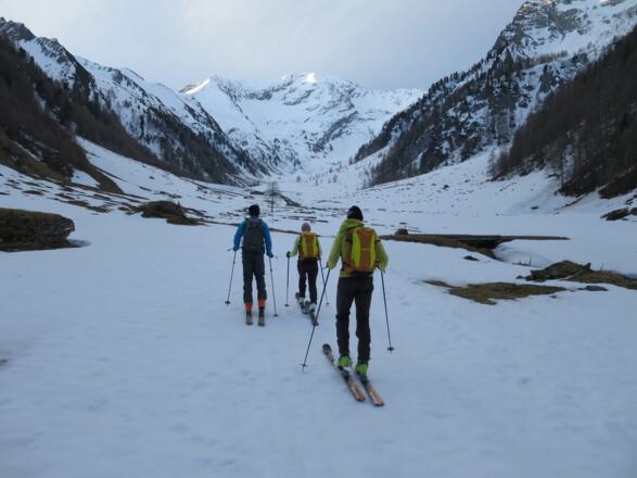 Entlang des Kaserer Bachs Richtung Talschluss - bzw. direkt auf den Gipfel zu. Selten, dass man auf einer Skitour derart geradlinig  aufs Ziel zusteuert.