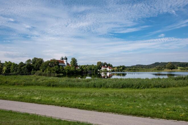 Klostersee und Blick auf das Kloster Seeon