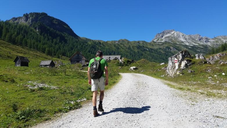 Forstraße bis am Ende des Tales