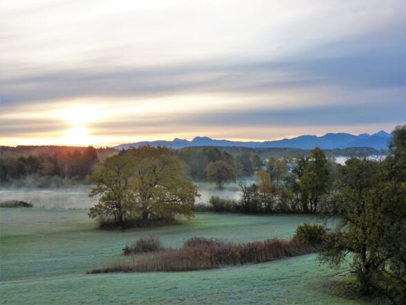 Blick auf Alz, Berge und Chiemsee
