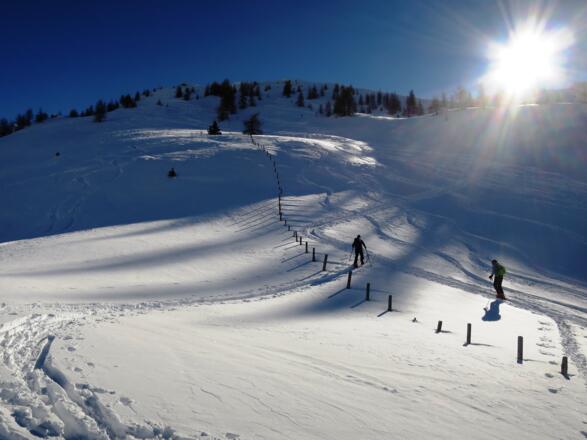 Der gesamte, nach oben hin steiler werdende Gipfelhang ist nun einsehbar.