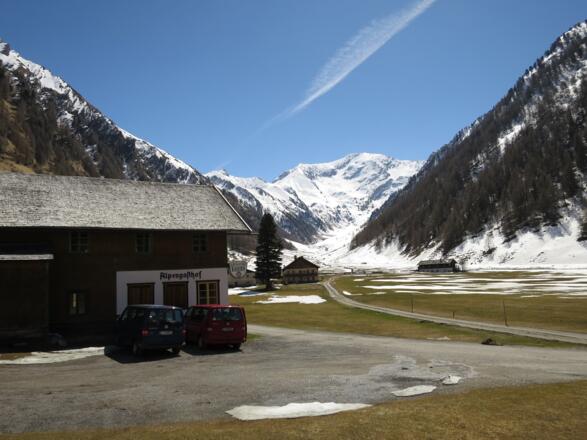Start und Parkplatz beim Alpengasthof Kasern, ganz hinten der Kleine Kaserer (fotografiert nach Rückkehr).
