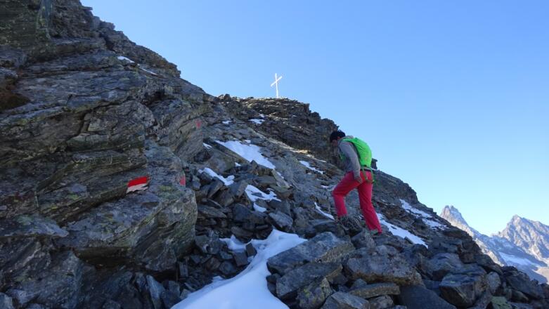 Zuletzt wieder steiler führt der Steig durch Blockgelände ...